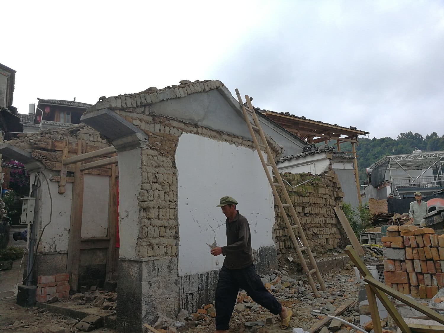 留不住的乡愁,古镇村民拆掉百年老房子搞建设开客栈,你赞同吗