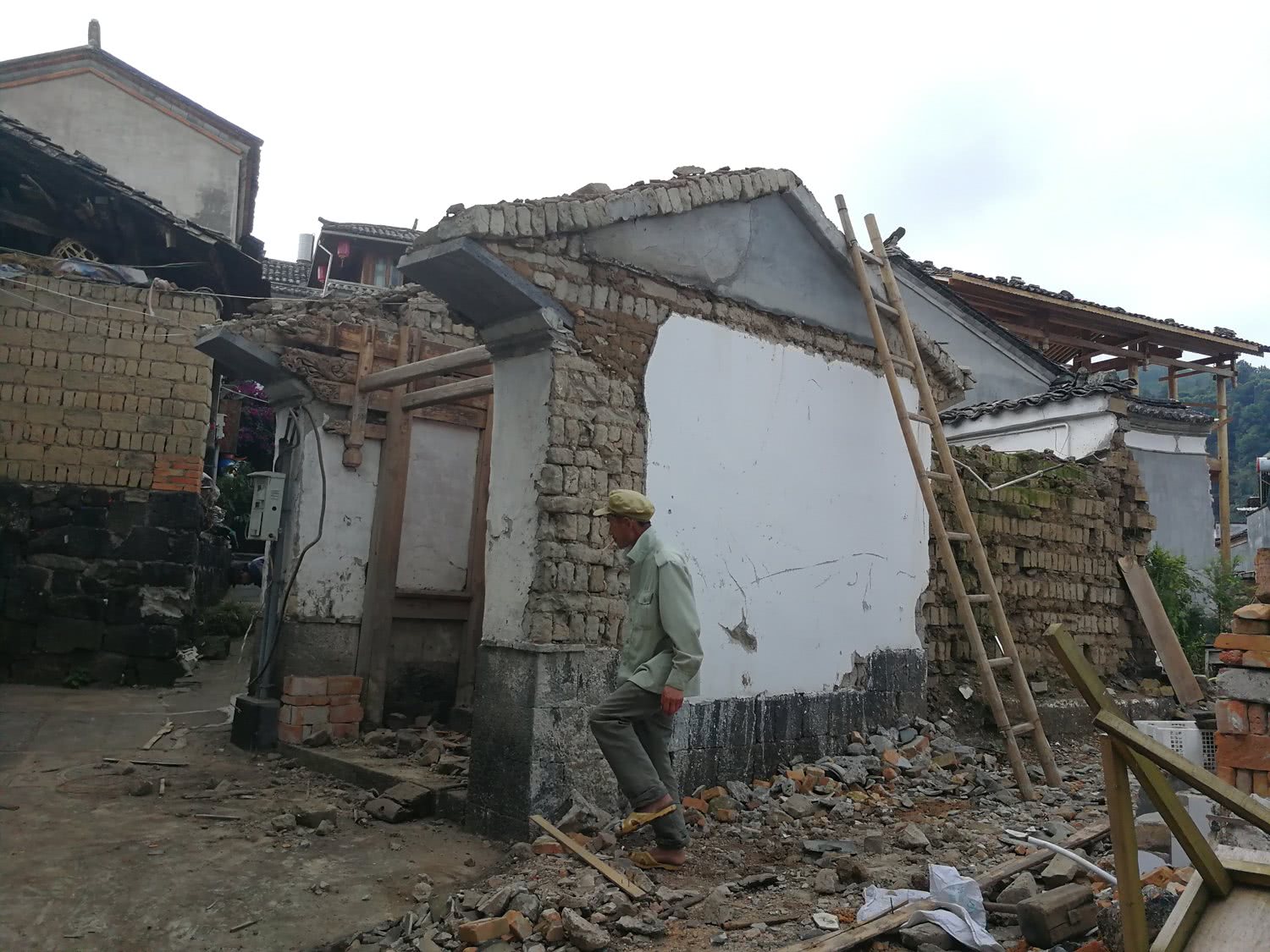 留不住的乡愁,古镇村民拆掉百年老房子搞建设开客栈,你赞同吗