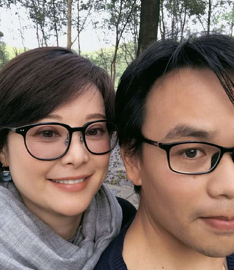 袁立与新婚老公婚房疑曝光,装修简朴却透露着温馨