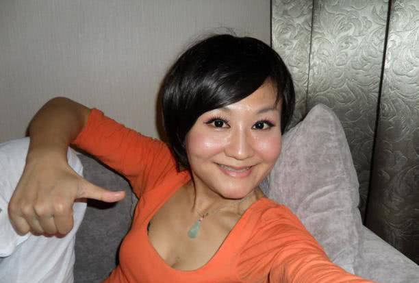 曾是央视一姐,放弃事业远嫁海外,被丈夫虐待离婚,靠救济金生活