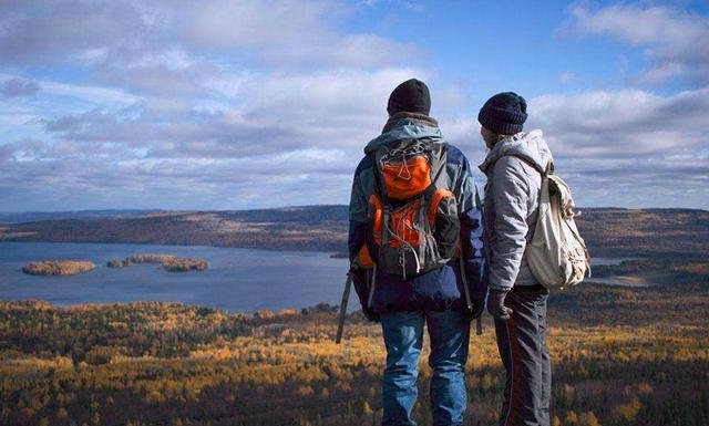 为何国人出门旅游,喜欢拖着个拉杆箱,而老外却习惯背包旅游?