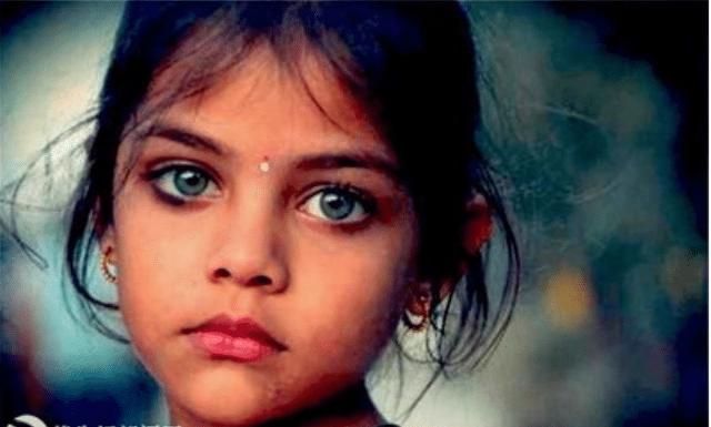 印度美女为何都是大眼睛,原来与她们从小的生活习俗有关