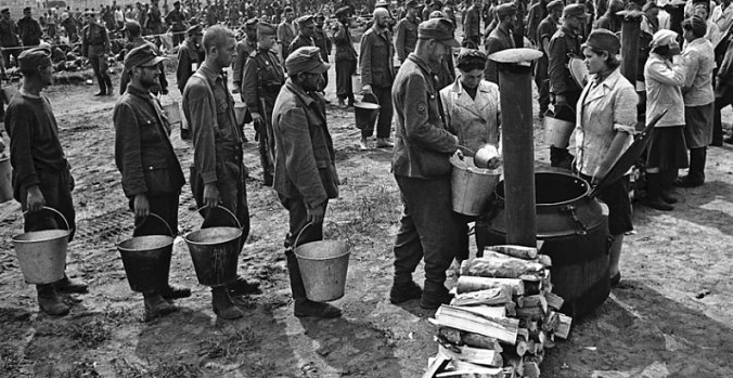 看二战时精英们如何的越狱,他们居然在战俘营里偷偷造了一架飞机