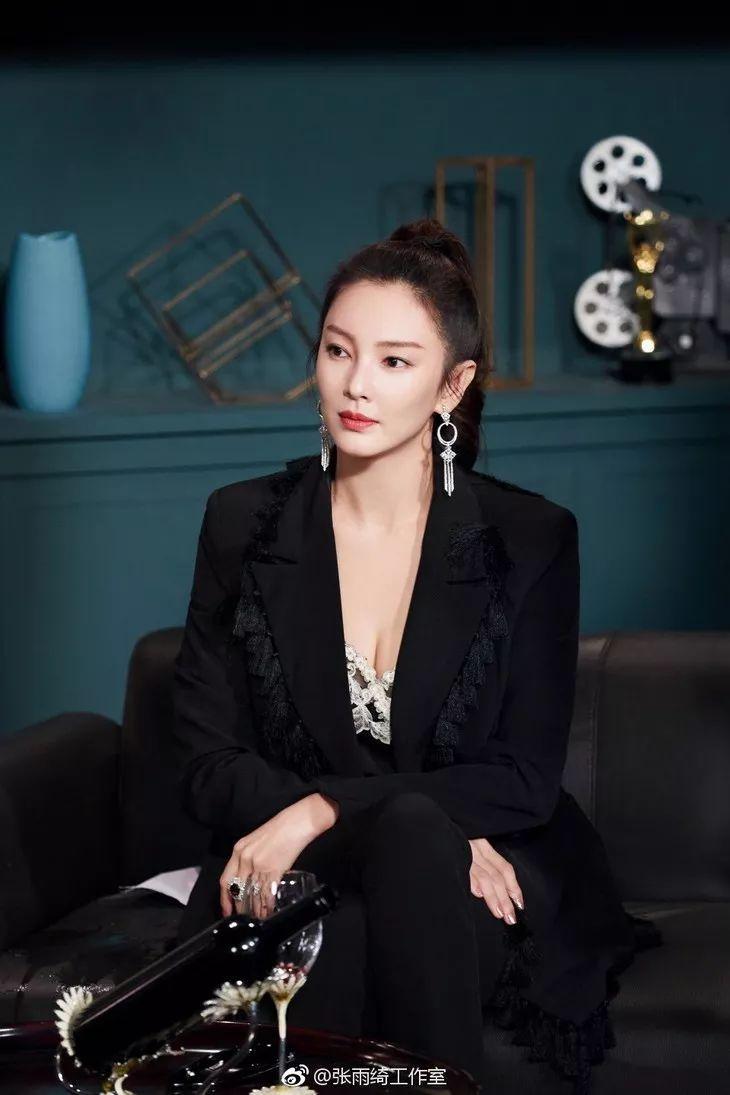 百变女神张雨绮,强势干练,穿衣风格大气真洒脱!
