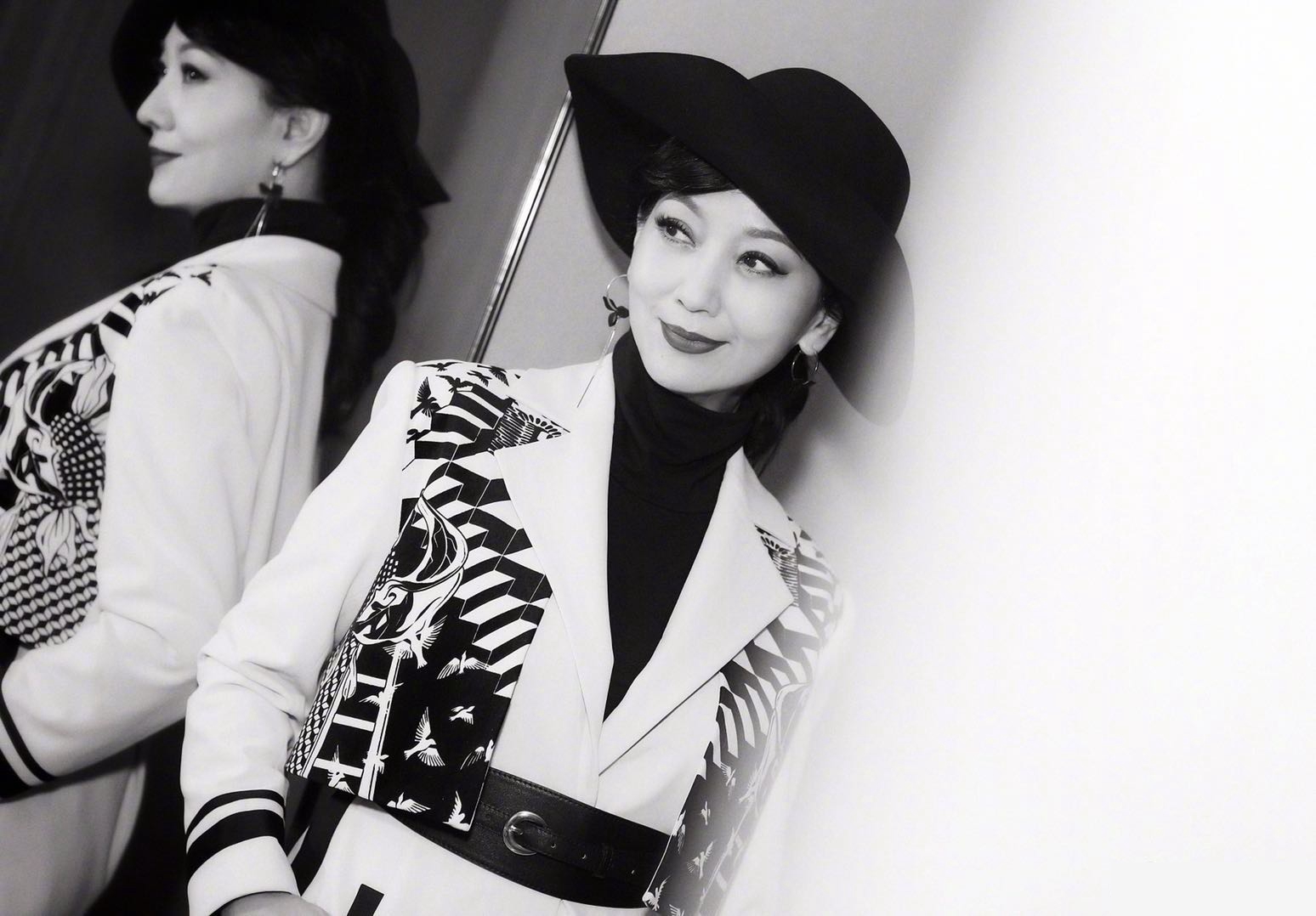 赵雅芝长款大衣搭配礼帽,晒黑白色调照片,复古名媛范十足!