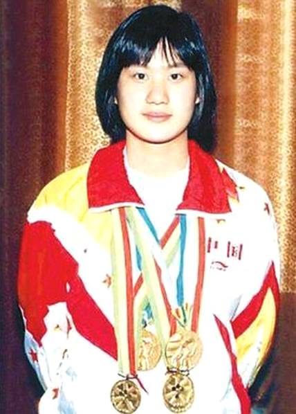 泳坛巨星戴国宏近况,拒绝教练无理要求而被迫退役,如今卖菜为生