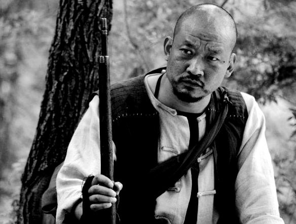 为保护500名群众,此人做了一件事,让敌人也肃然起敬!