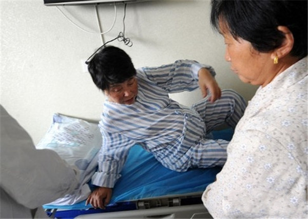 54岁高龄产妇诞下双胞胎,得知宝宝的性别后,丈夫傻住