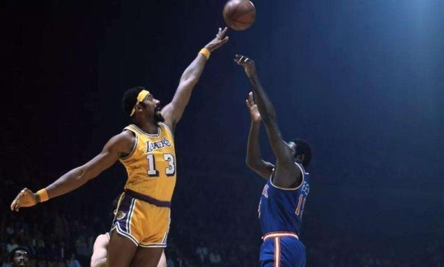 罚球不准怎么办?张伯伦罚球线起跳扣篮迫使NBA修改规则|张伯伦|罚球|扣篮_新浪新闻