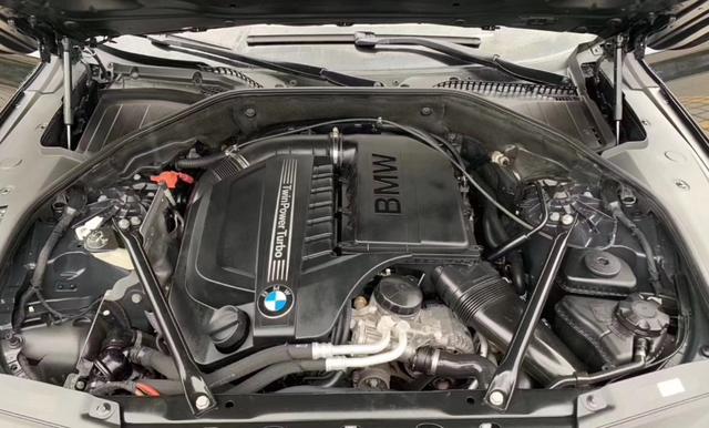 2015款宝马740li30t发动机