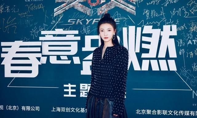 饰演设计师佳慧的柏安吐槽称,"导演绝对是个恶魔,戏里有大量的水下