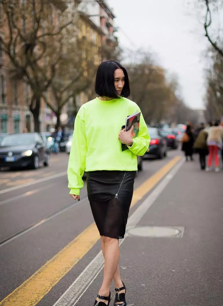 荧光色怎么穿?技巧性选择教你不要穿成大土妞!