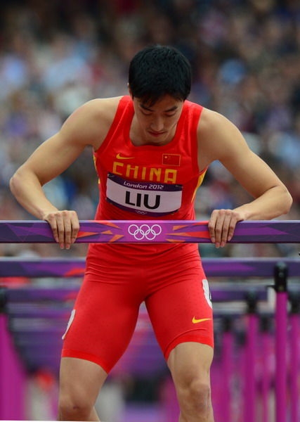 但是刘翔因前期比赛留下了肌肉损伤,在2008年的北京奥运会时刘翔再度