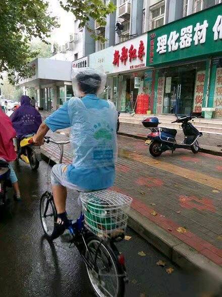 搞笑圖片:大哥你用塑料袋當雨衣啊,可真有創意