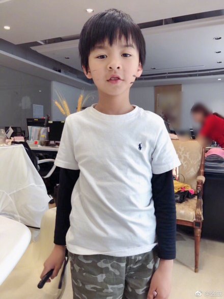 公司上市前夕,张庭晒一对高颜值儿女,女儿爱美拿妈妈化妆品化妆