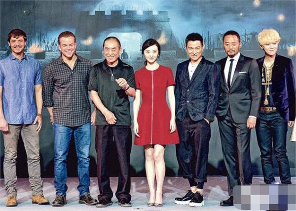 以张艺谋为参考线,右边的演员也很打脸,鹿晗178cm,刘德华174cm,张涵予