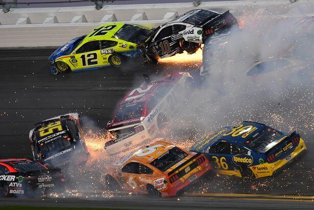 美国赛车比赛21车连环相撞 火星四溅赛车挤成一团(图)