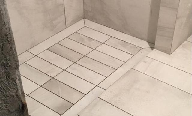 墙砖采用这种方式来铺贴,当师傅得知后表示:加钱都不想做