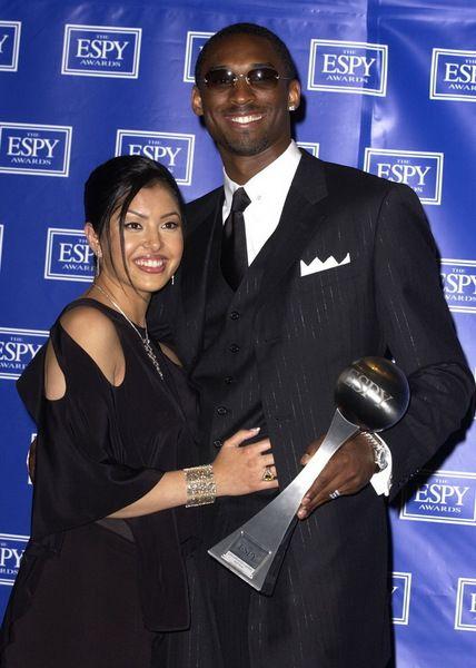 组图:科比与妻子瓦妮莎的甜蜜恩爱瞬间,两人一起经历鹰郡事件