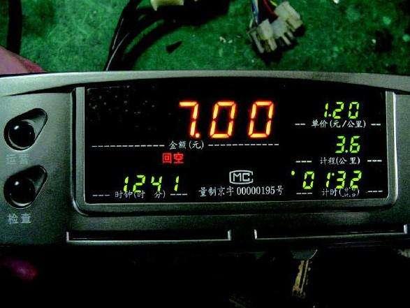 亲历成都出租车在计价器上玩"花样"!这样的出租车你还有安全感
