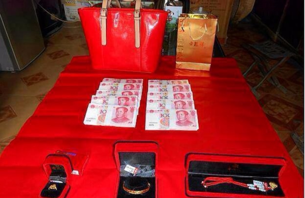 新娘婚礼不下车,临时加价彩礼6.6万,丈母娘:为了新郎小舅子__财经头条