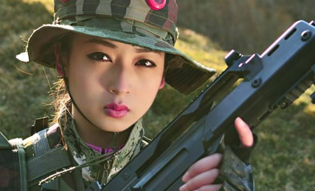 中国最强女特种兵,一人放倒三名男兵,外军不服出手被打!