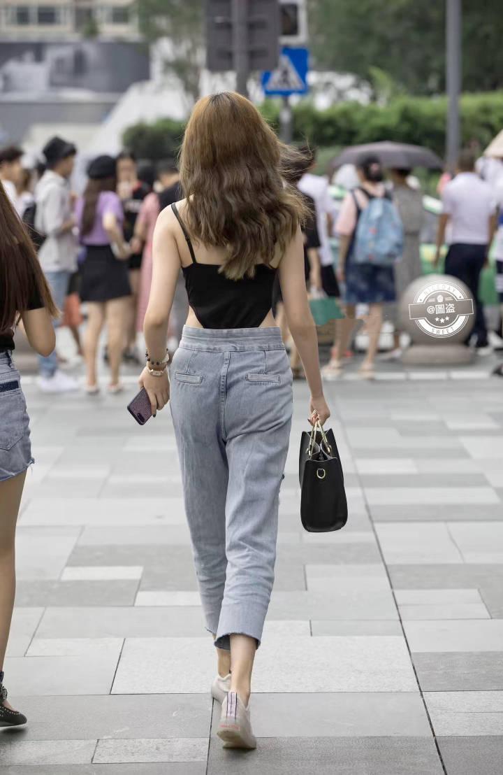 小姐姐比基尼t恤搭配牛仔裤凉快好看还能凹造型