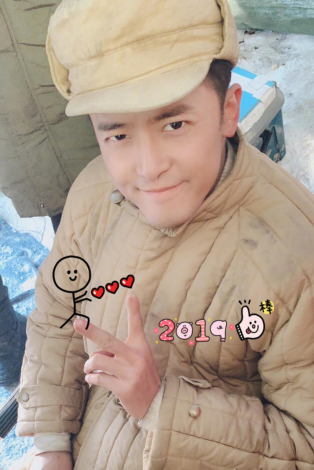 颖儿探班付辛博晒全家福女儿不到一岁已有尖下巴长得太瘦了