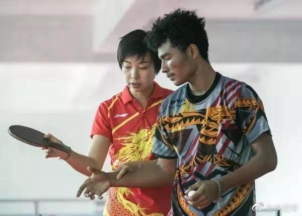 59岁施之皓赴巴新执教小23岁妻子李楠也带队夺冠女儿6岁了