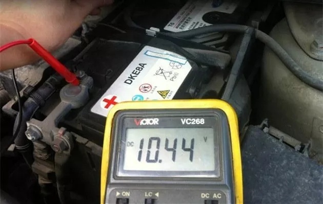汽车突然没电打不着火误事,如何提前判断电瓶是否亏电呢?