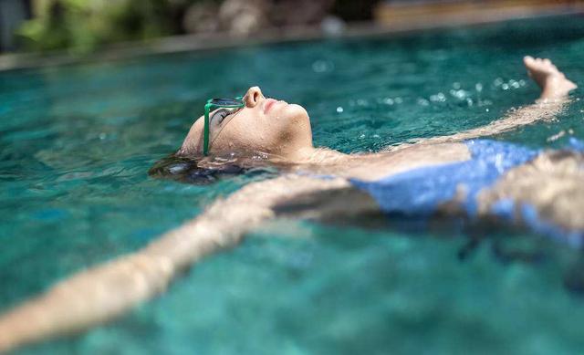 17岁女孩游泳意外怀孕,家长要求赔偿30万,游泳馆:这锅我不背!