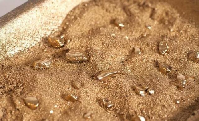 这条河被称作捞金河！里面满是黄金，尽管淘金百年依然金子不断