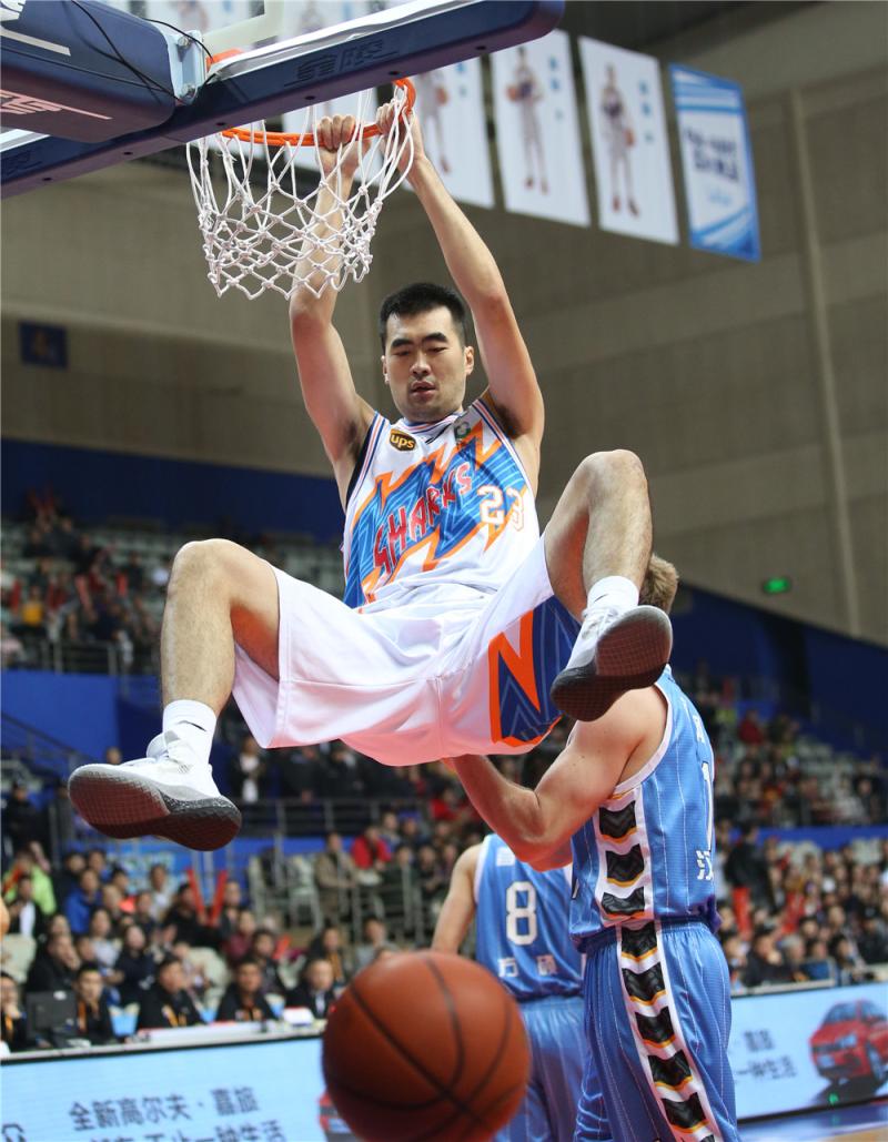 男篮国手身高2米21,妻子1米53,只到丈夫胸口,网友:最萌身高差|cba