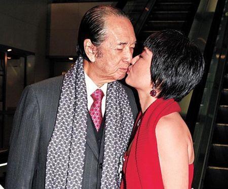 娱乐资讯:26岁却嫁给大她39岁的老头,今坐老公腿上秀恩爱