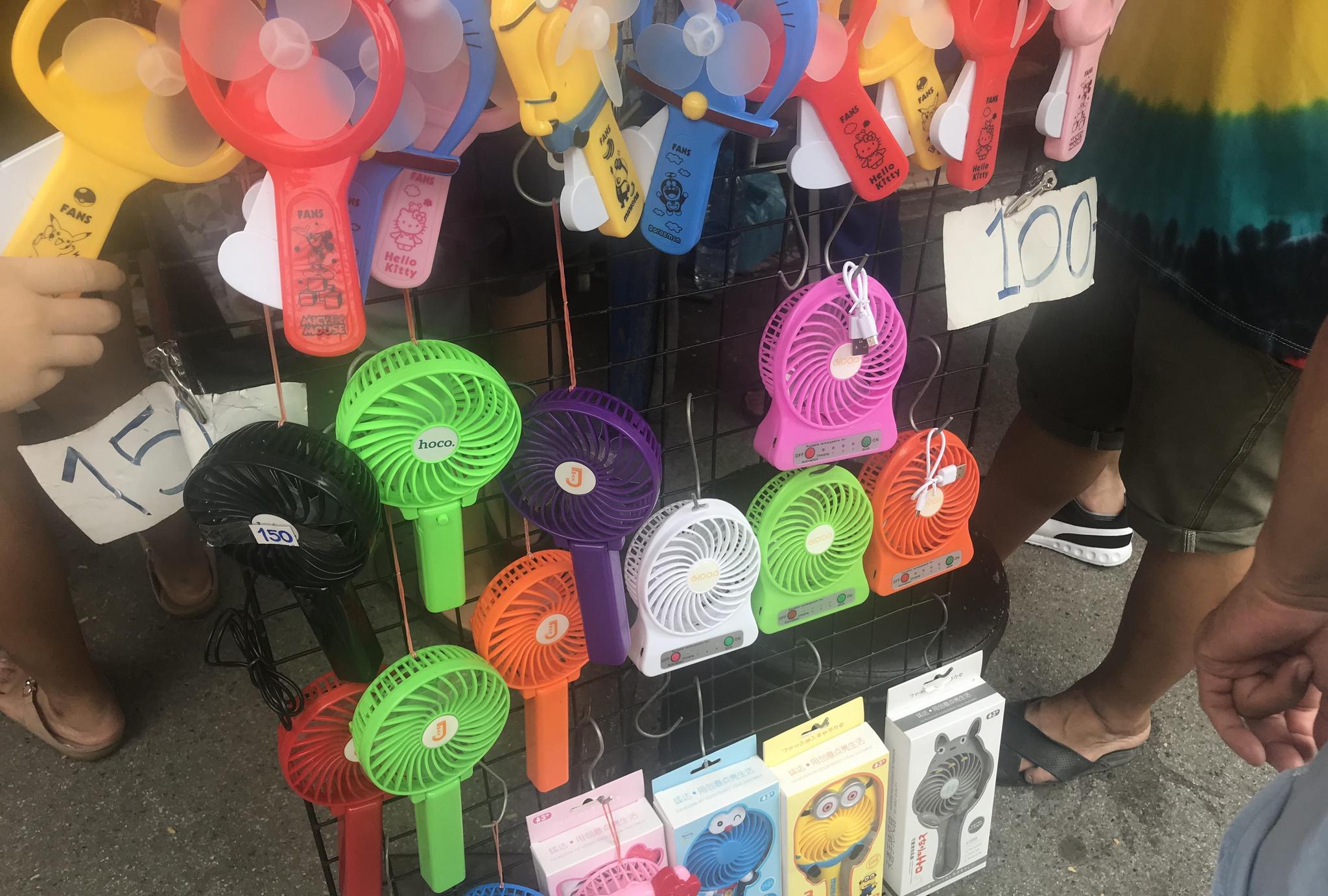 一部巴掌大小的风扇卖100元,求问:是店家太黑还是买家太蠢?