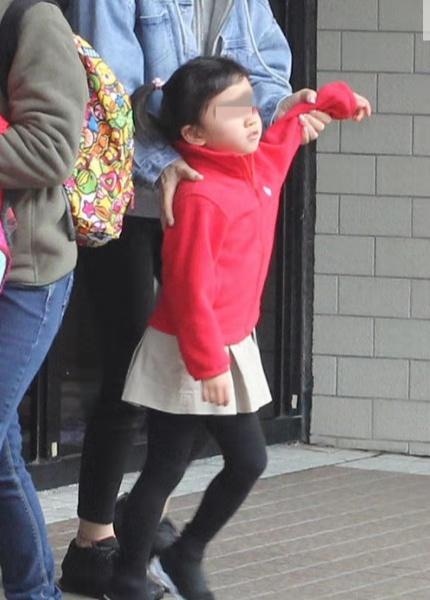 小糯米穿红衣可爱软萌,5岁到刘恺威腰间,这双腿真是遗传了杨幂