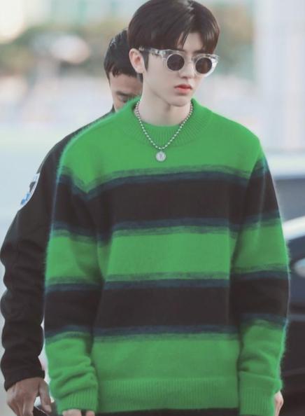 蔡徐坤身穿荧光绿毛衣就够吸睛的了,没想到眼镜更是抢镜!