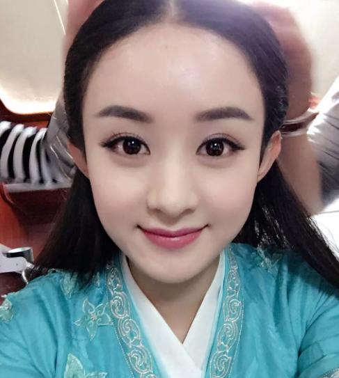 你有仔细观察过赵丽颖的额头吗原来她也在发际线上动过手脚