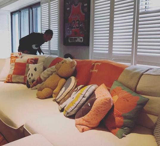 范玮琪一家住的豪宅,家里做了全屋木地板,孩子们玩具超多