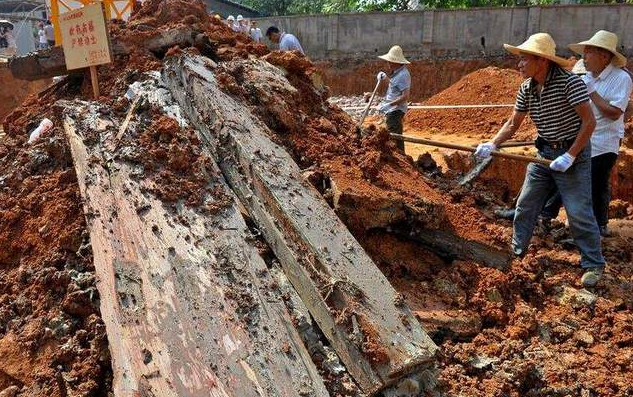 考古队要挖人祖坟,后人阻拦,专家:800年前的墓现在属于国家的