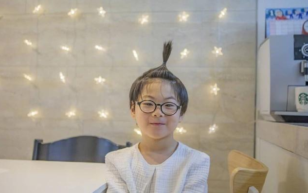 表情包三胞胎近照曝光,大韩扎小辫清秀像女生,宋民国越来越帅气