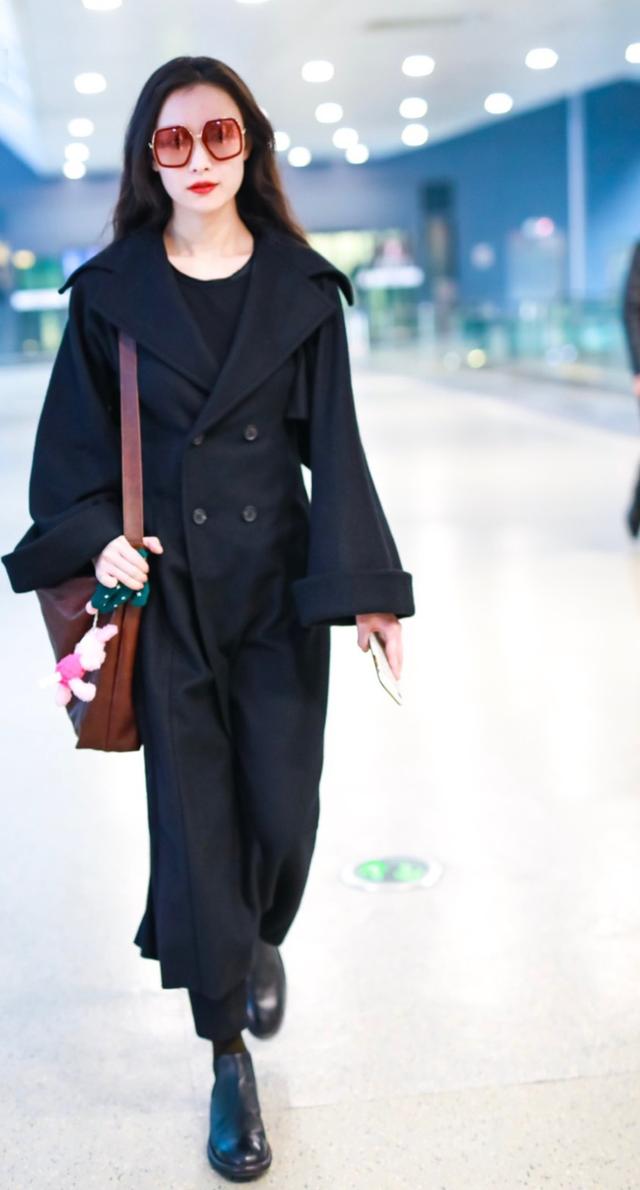 倪妮美起来不低调,一身黑色大衣又酷又帅
