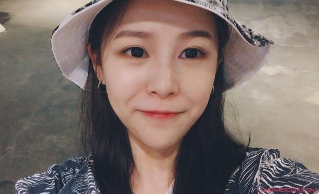 他就是最近一档音乐综艺节目非常火的女歌手于晴,导师是李荣浩,鹿晗