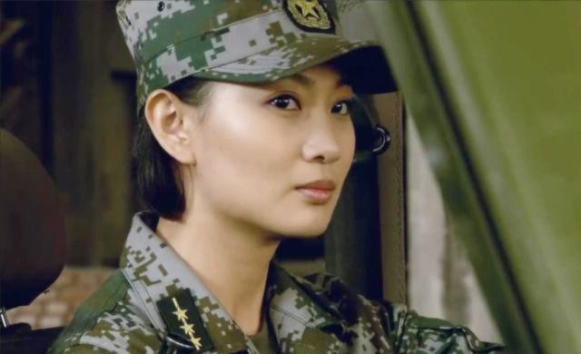 被称为"最美军花",出道近11年未用替身,脱下军装后知性大方