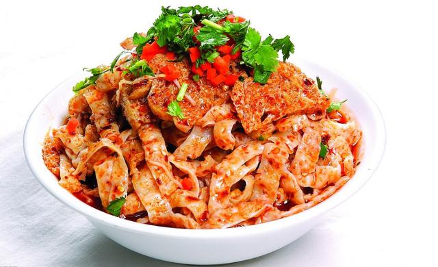 可能是因为炸串的油腻和凉皮的清爽正好相互调和吧~凉皮,牛筋面