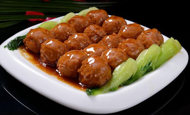 糯米狮子头,汁香嫩滑,油而不腻,客人吃了都夸赞