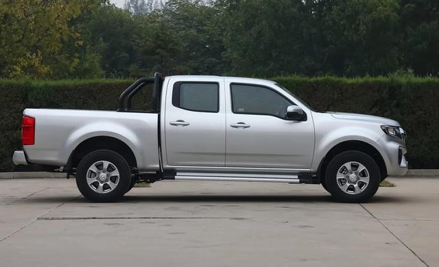 侧面造型第一眼看上去非常像美系皮卡,隆起的轮拱肌肉感十足,再加上