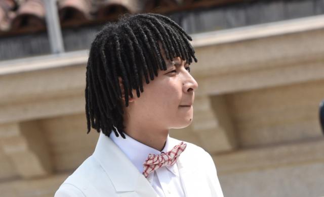 嘻哈歌手bridge婚礼现场曝光!一头脏辫超抢眼,面对妻子秒害羞!