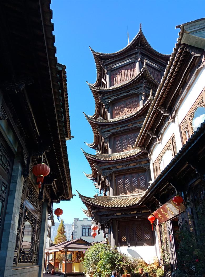 来云南旅游别错过昆明故城, 樱花满盈古老街区,千年名城历史风韵