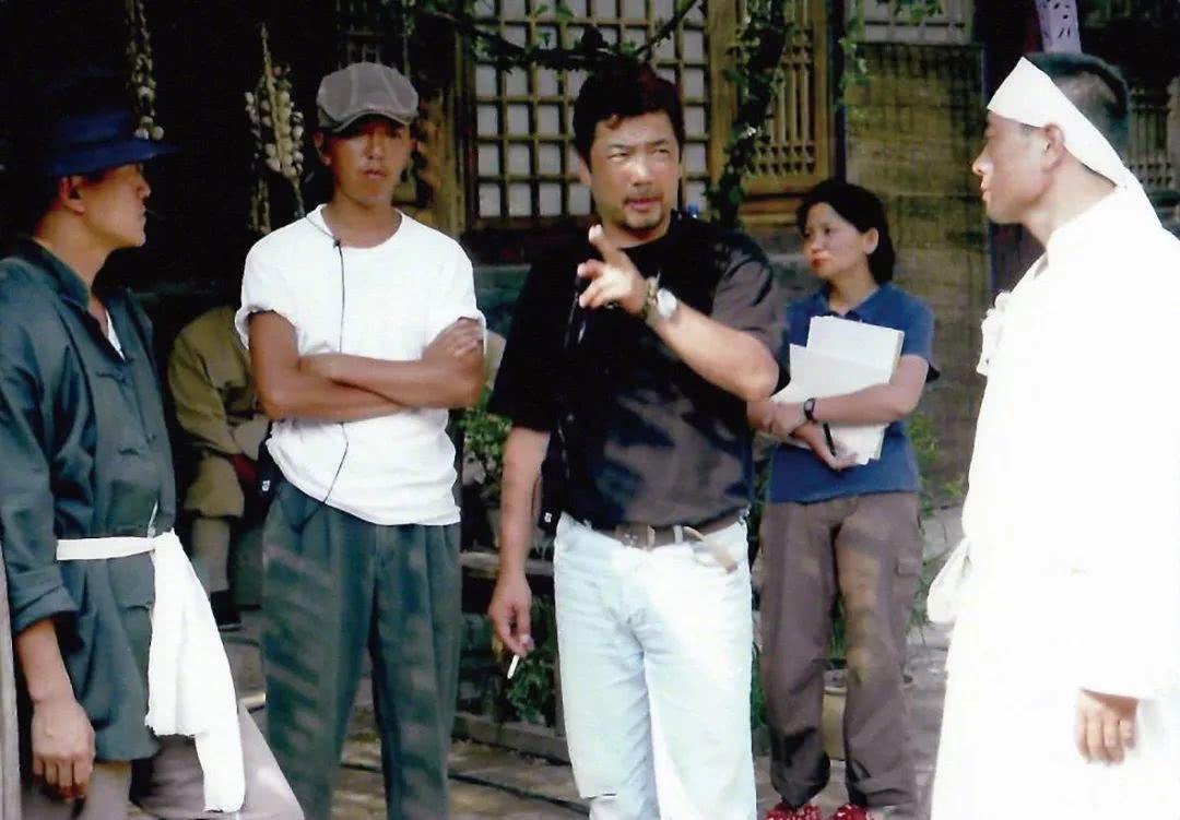2005 年热播的电视剧新版《敌后武工队》,陈剑飞已经从主演变成了导演